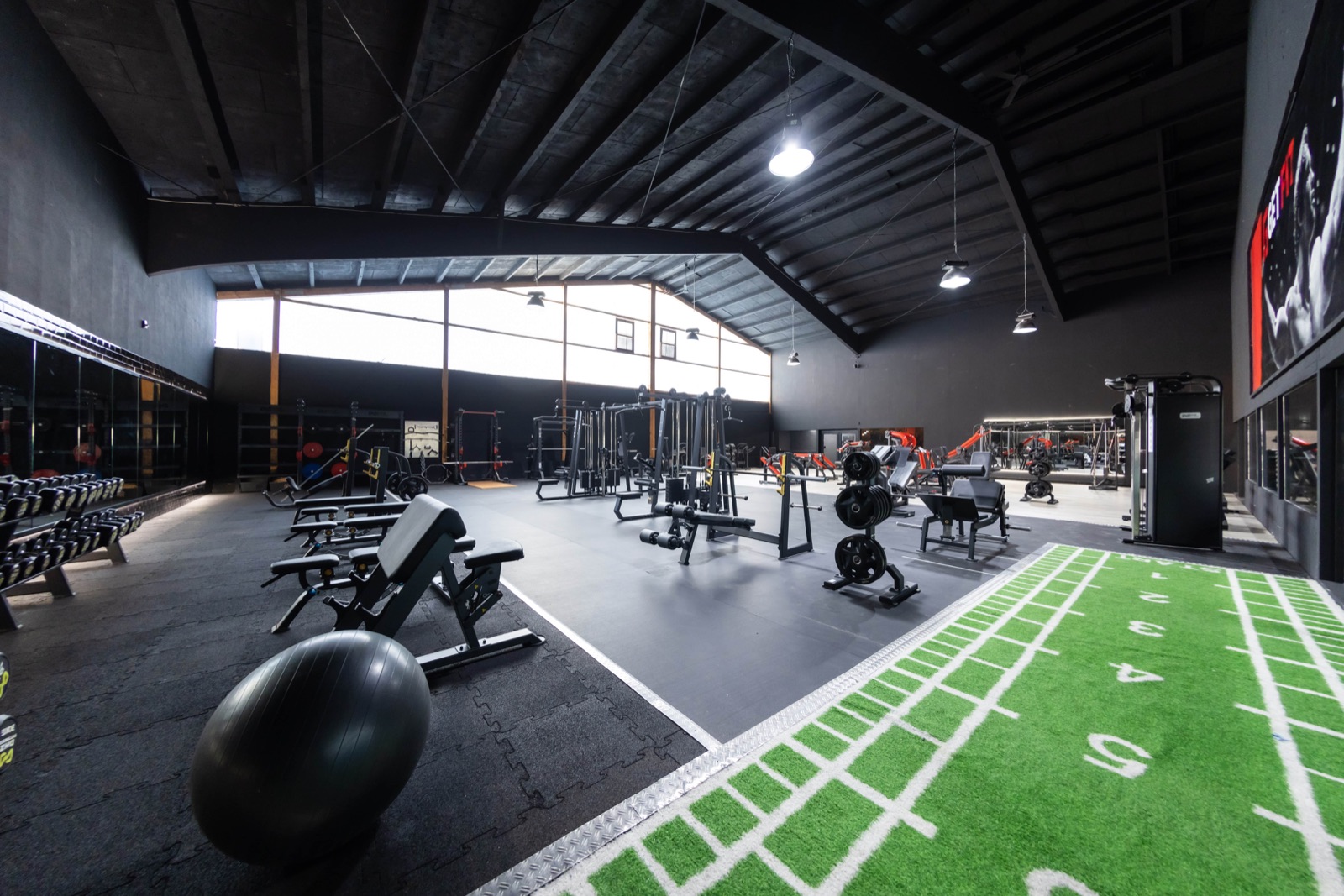 Functional-Halle mit Kunstrasen-Track